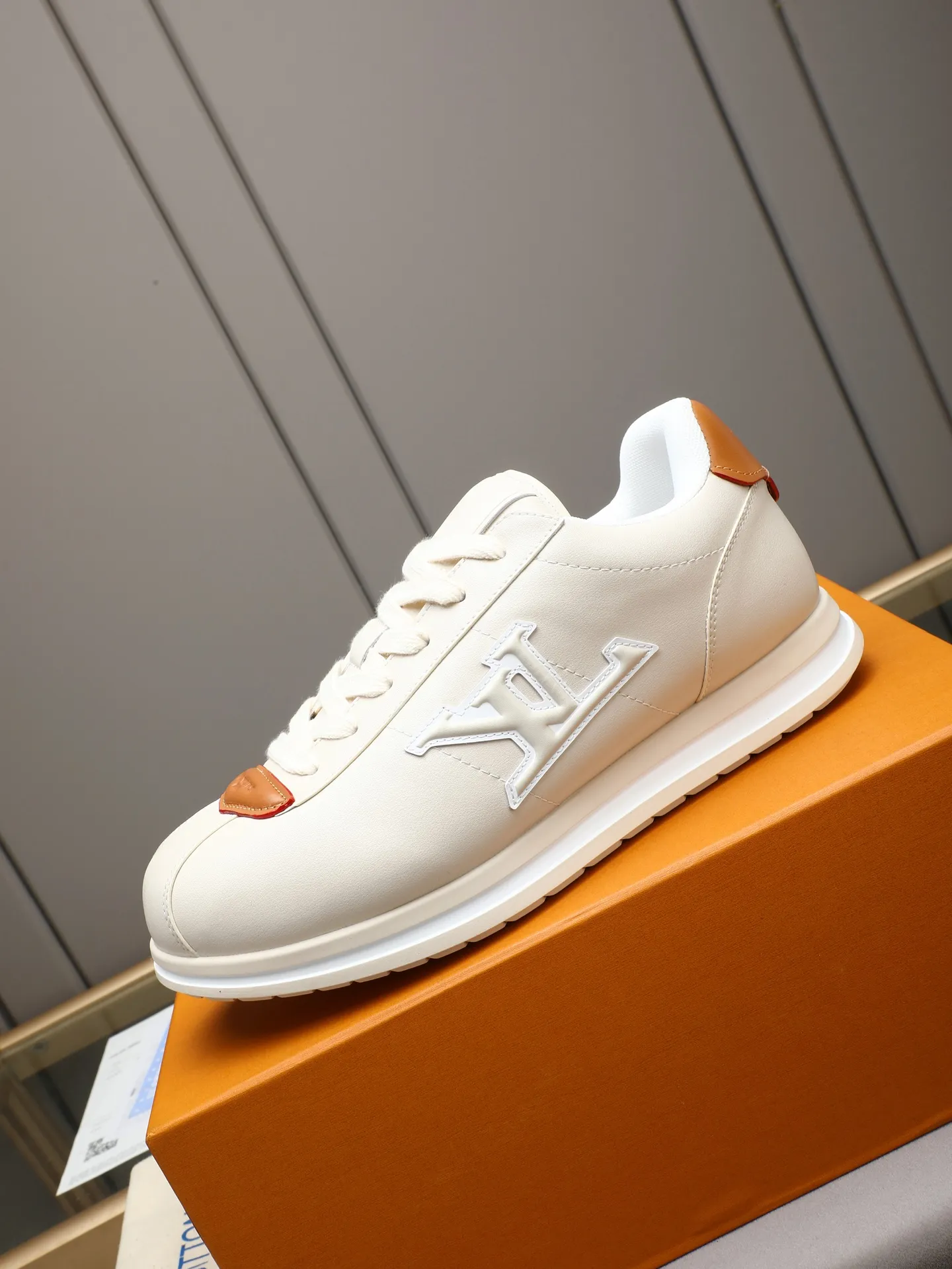 PP560 LV Louis Vuitton L Jialu Brand Runner Tatic Series Thick-soled Casual Sports Shoes Running Shoes Original purchase, development and production This LV Runner Tatic sports shoe combines technical materials such as mesh fabric and ribbons to interpret the inspiration of traditional mountaineering shoes. LV letters are written on one side, the lariat buckle of the quick lacing system is embellished with Monogram flowers and Louis Vuitton logos, and the light and wear-resistant rubber outsole completes the whole. ▪️Fabric: Original imported cowhide + mesh ▪️Inner lining: Original customized breathable mesh ▪️Sole: Original open-molded anti-slip rubber combination material ▪️Size: Men's 38-44 (customized for 45 and 46)